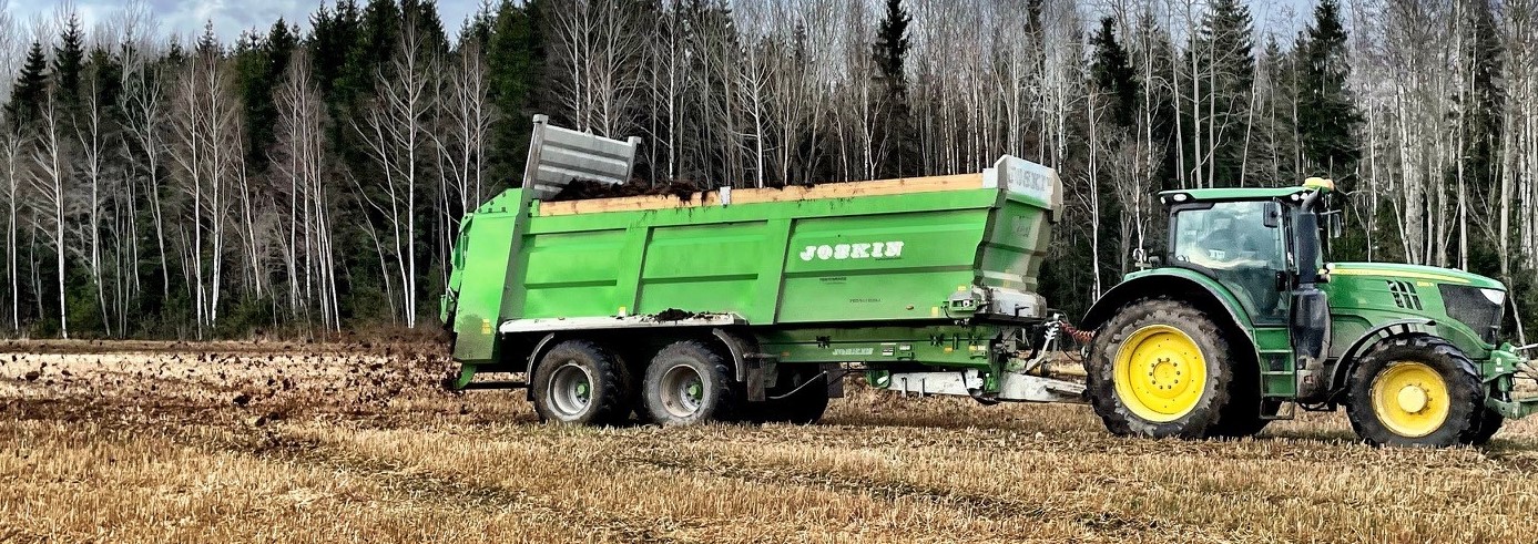 Organiskā mēslojuma kliedēšanas pakalpojums no AR AGRO